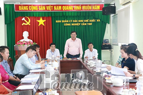 Ông Trương Hồng Dự, Phó Trưởng Đoàn kiểm tra CCHC thành phố, Phó Giám đốc Sở Nội vụ TP Cần Thơ, phát biểu tại buổi làm việc.