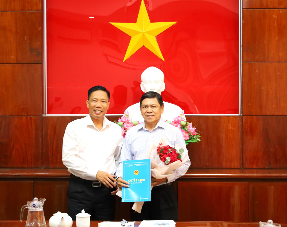 Trao quyết định nghỉ hưu đến ông Nguyễn Văn Đức, Phó Hiệu trưởng Trường Cao đẳng Nghề Cần Thơ