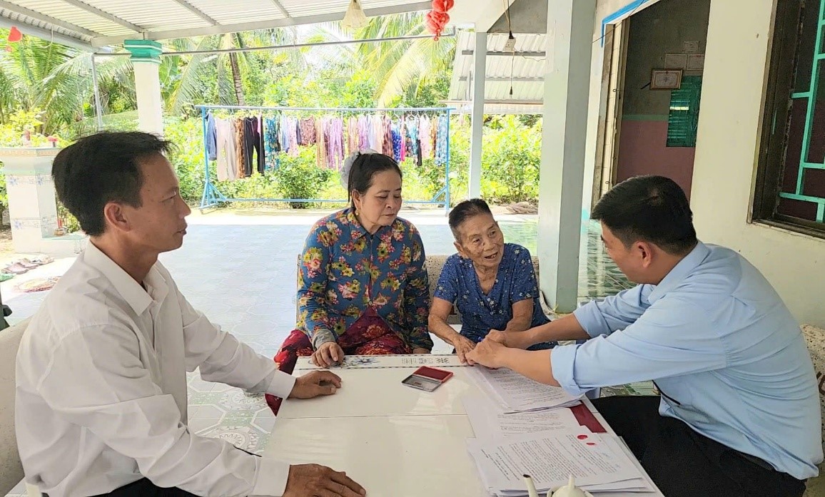 XÃ LONG HƯNG: HIỆU QUẢ TỪ MÔ HÌNH “HỖ TRỢ NGƯỜI YẾU THẾ LÀM THỦ TỤC HÀNH CHÍNH TẠI NHÀ”