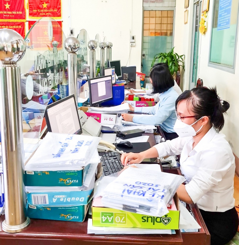 Một số thủ tục hành chính cấp thiết vẫn được UBND phường Trà Nóc, quận Bình Thủy, tiếp nhận xử lý; còn lại khuyến khích người dân thực hiện qua dịch vụ công trực tuyến. Ảnh: CTV