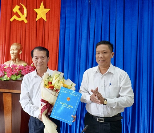 Trao quyết định nghỉ hưu cho Phó Giám đốc Sở Giáo dục và Đào tạo Nguyễn Văn Hồng