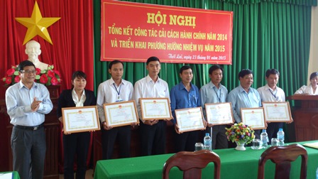 Khen thưởng tập thể và cá nhân có thành tích trong công tác CCHC năm 2014